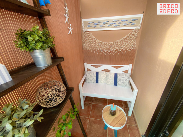 Cambio radical de un balcón pequeño con decoración costera - Mi Hogar Mejor