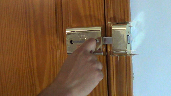 Cómo instalar cerrojo en puerta - Mi Hogar Mejor